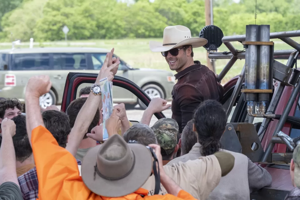 Glen Powell se convierte en el «Vaquero de Tornados» en su próxima película | Estreno 11 de julio