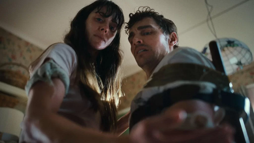 🎬 Se revela el póster oficial de Together: Juntos Hasta la Muerte, la nueva cinta de horror romántico con Dave Franco y Alison Brie